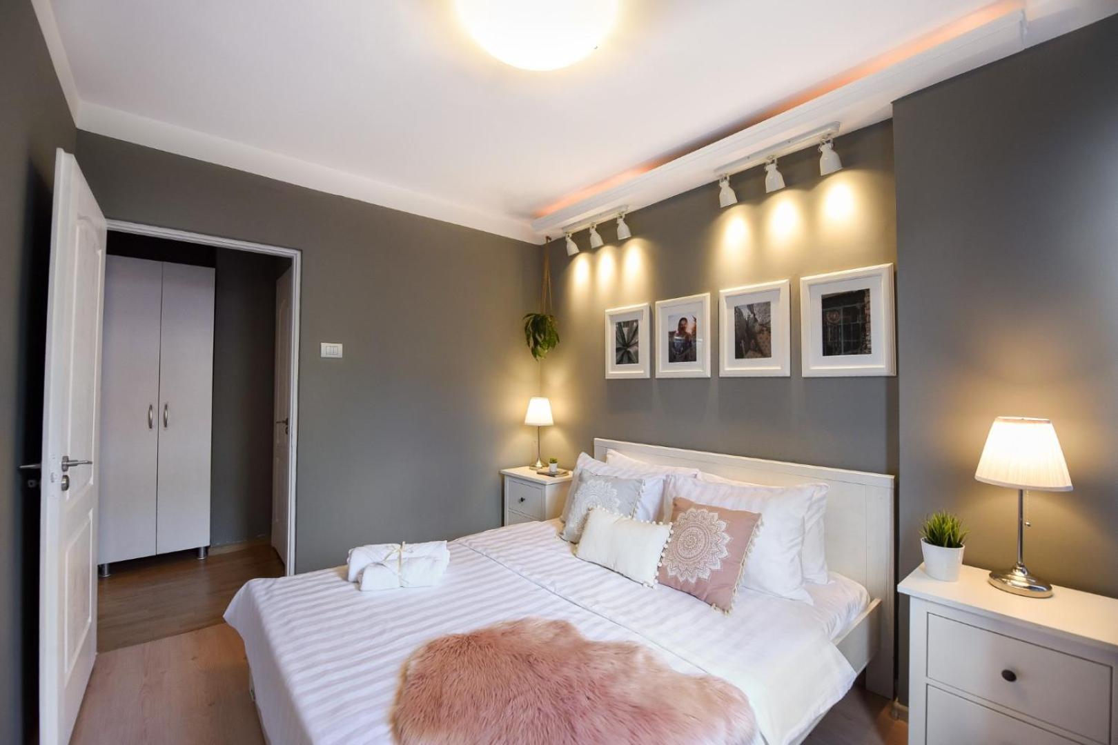 Downtown Oasis: Central Apartments With Cozy Charm Bukarest Zimmer foto